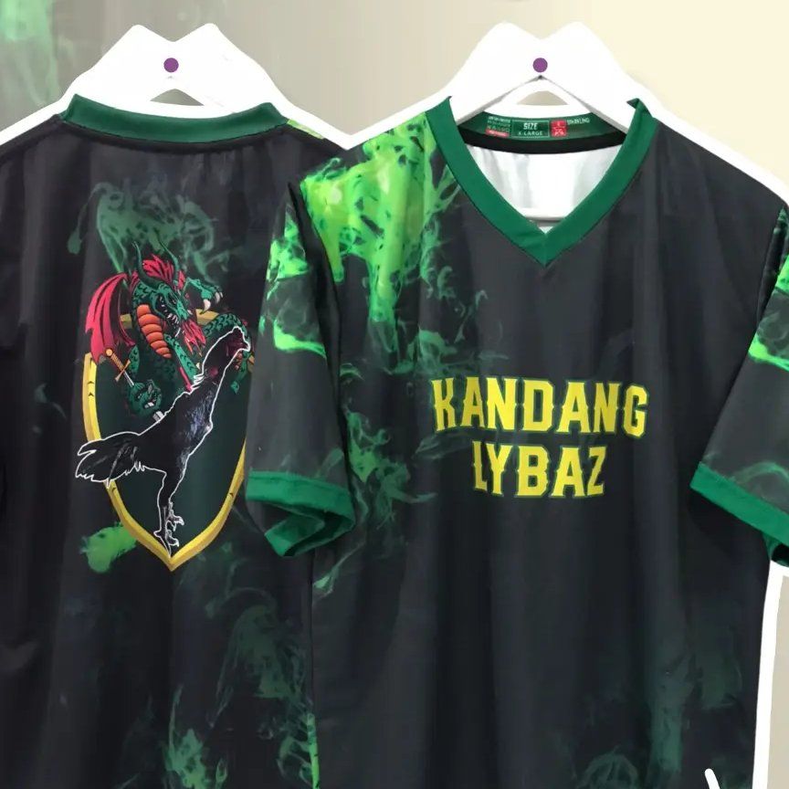 Dua jersey printing hijau-hitam di gantungan